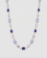 Koluré Diamond Gem Chain – rhodinierte Halskette in Silber mit Zirkonia und blauen Ziersteinen