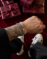 Koluré LIEN D’ÉCLAT Bracelet Green – silberfarbenes Blütenarmband mit grünen Blütenflächen am Handgelenk, kombiniert mit weißem Stoffarmband