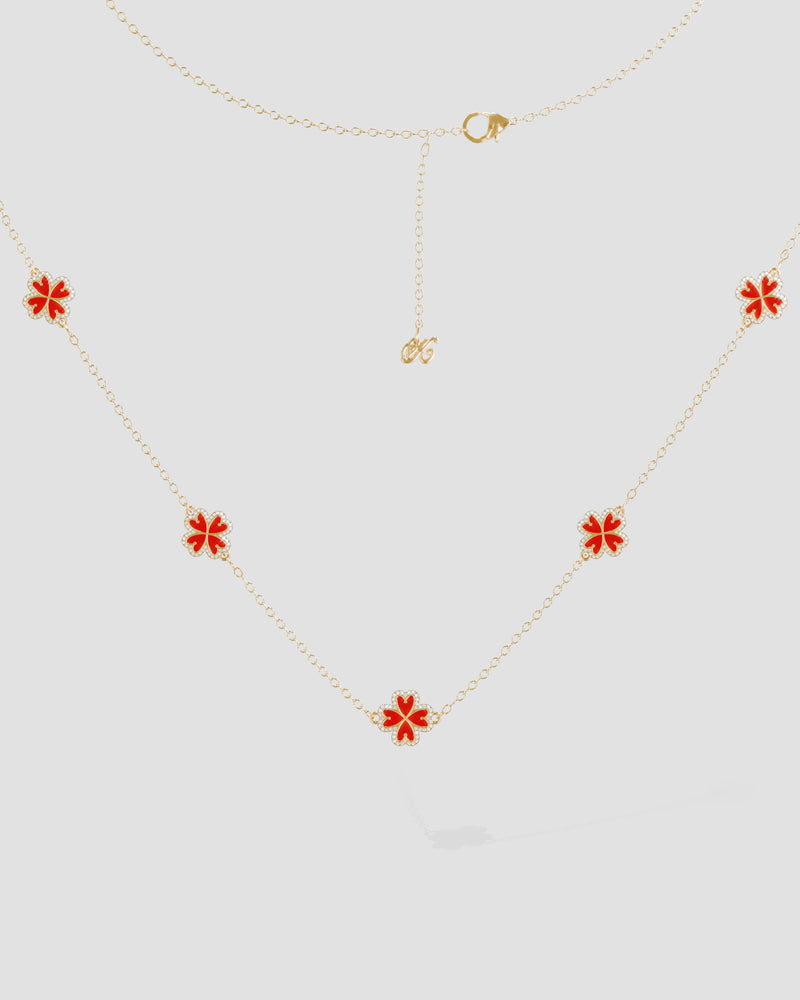 Koluré LIEN D’ÉCLAT Necklace – goldfarbene Kette mit roten Blütenelementen